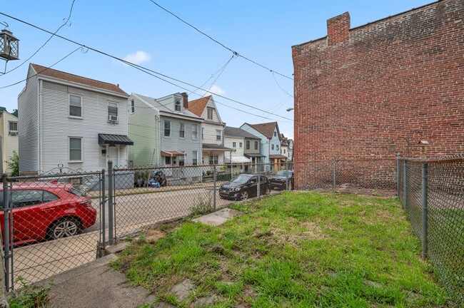 Building Photo - 2 bed 1 bath with fresh updates - great lo...