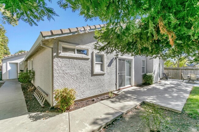 Building Photo - 3257 Vista Del Lago Way