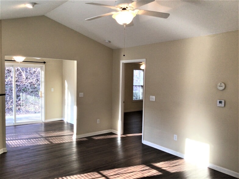Building Photo - 5470 Regent Village Dr
