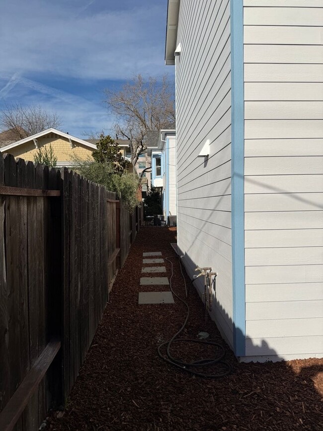 Building Photo - New 600 Sqft. 2 Bedroom 1 Bath Condo in Downtown Sacramento