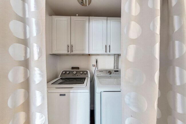 Building Photo - Stunning Condo with Downtown Views – Prime...