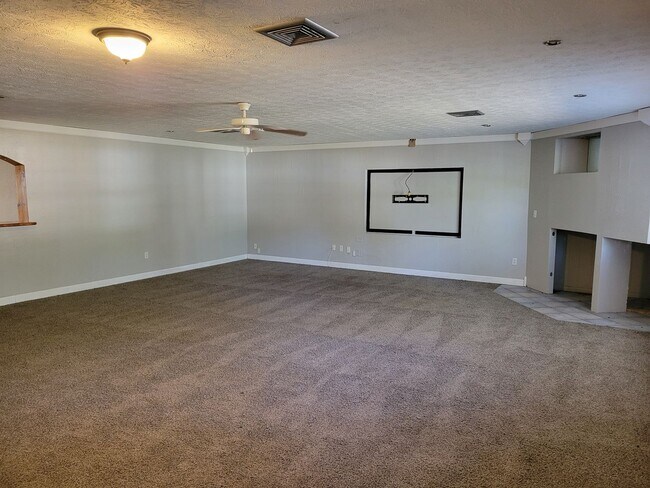 Building Photo - Charming 4 Bedroom Home with Hardwood Floo...