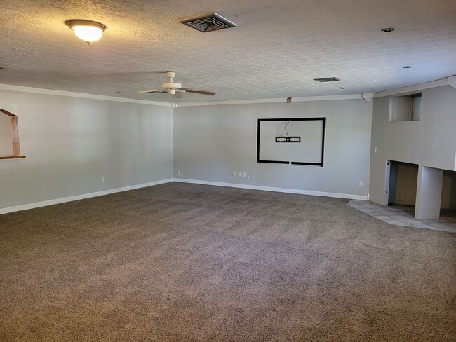 Building Photo - Spacious 4 Bedroom 2 Bath Home with Hardwo...
