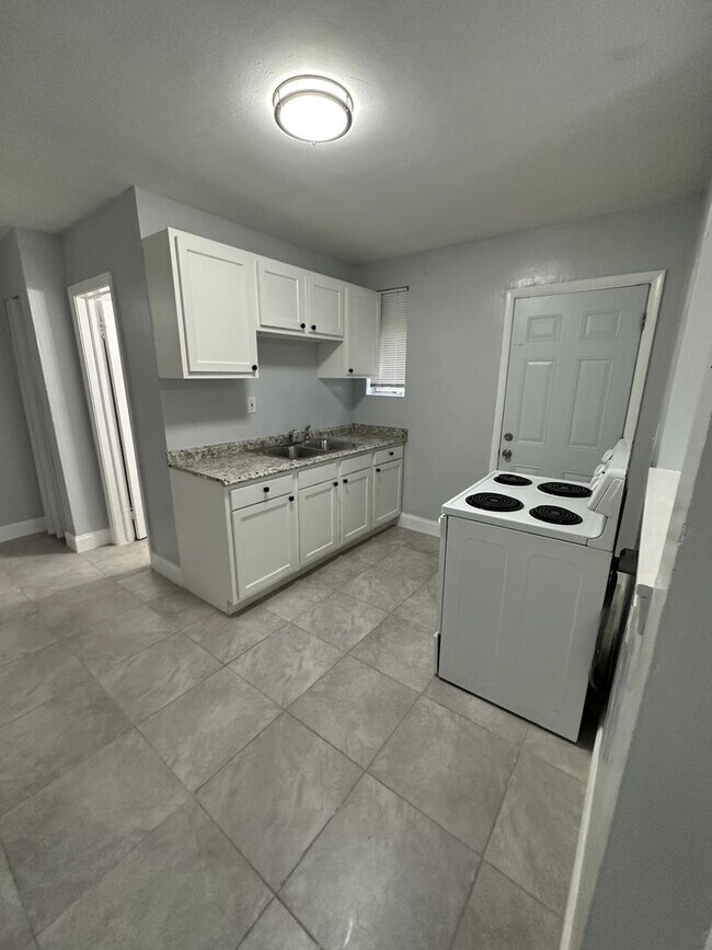 Building Photo - 1046/1048 W 8th St.- Duplex