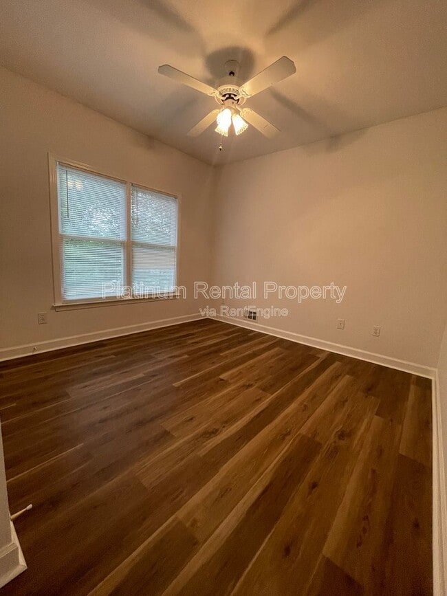 Building Photo - 870 Ingleside Dr