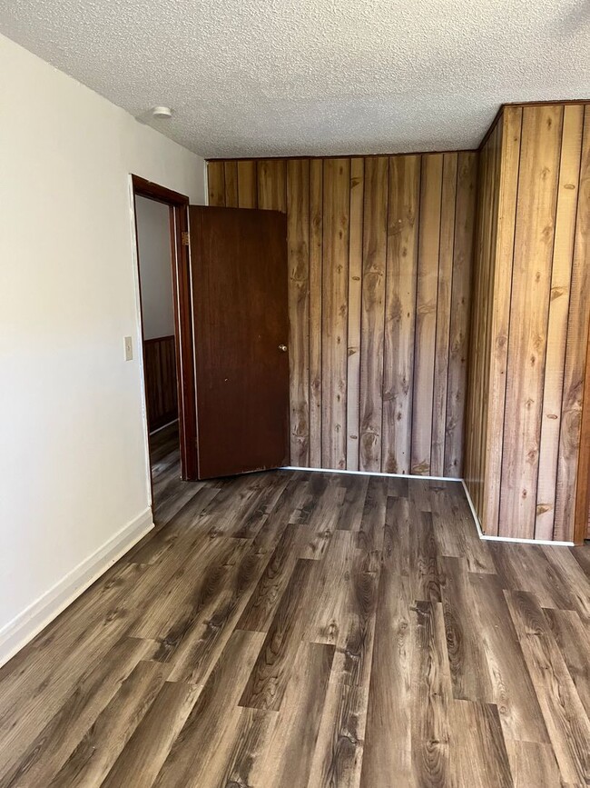 Building Photo - 2 Bedroom Apartment Located in Beautiful Warrensville