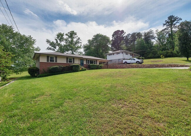 Building Photo - 450 Bouton Dr