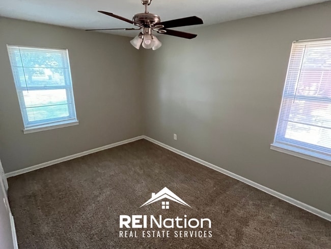 Building Photo - HOT LISTING! 3BR/1.5BA Memphis Gem | Hardwoods & Fenced Yard | 2-Car Garage!