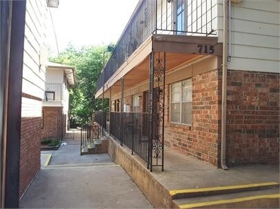 Building Photo - 717 N Rockwell Ave