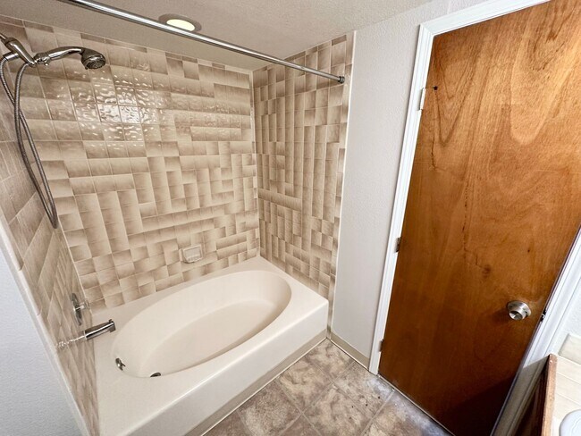 Building Photo - Newly Updated Townhome with Three Balconie...