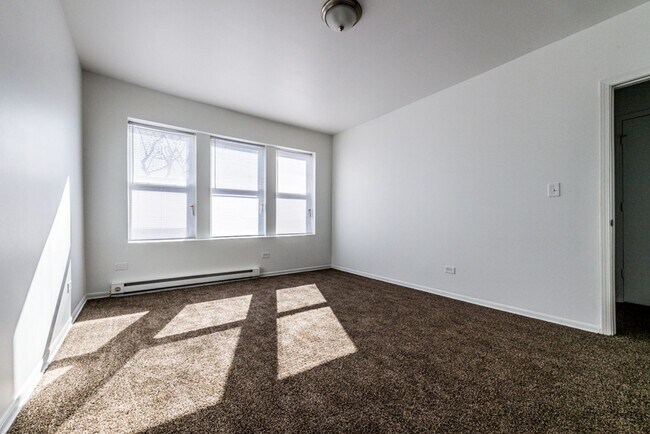 Building Photo - 5100-5104 W Monroe St