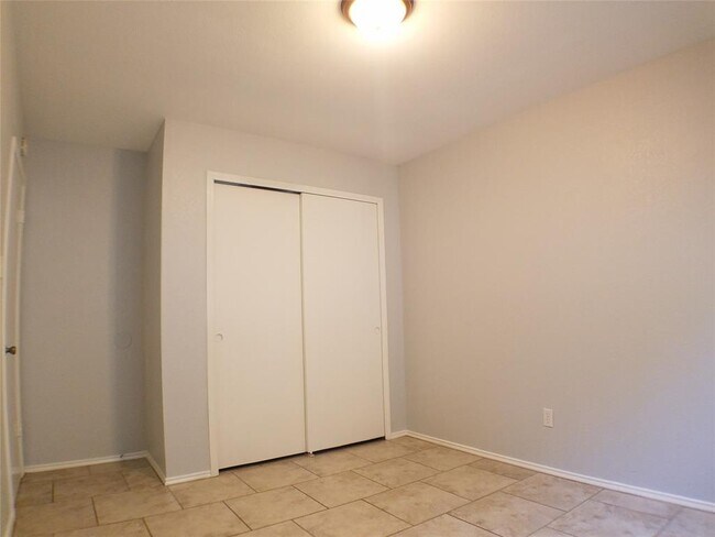 Building Photo - 8310 Los Ranchos Dr