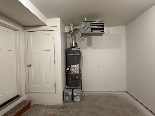 Building Photo - 2847 E Lakeview Rd