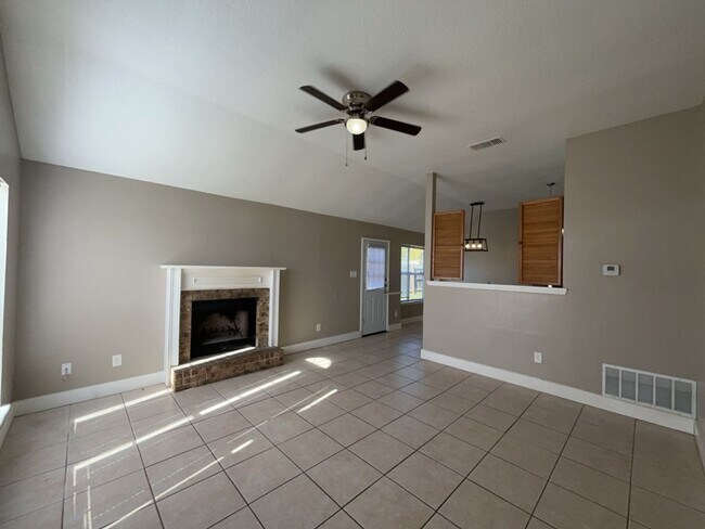 Building Photo - 709 Lisa Ln