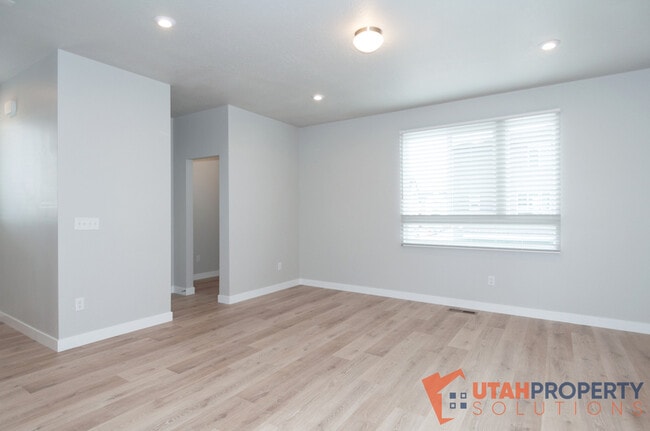 Building Photo - 999 W 360 S