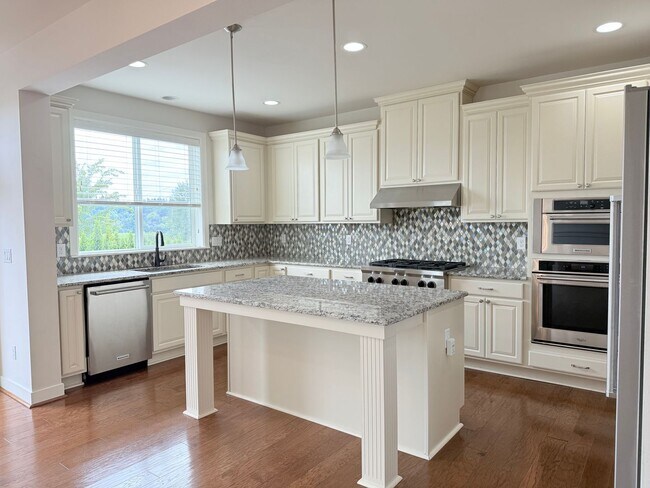 Building Photo - Beautiful 5-Bedroom Home with Mt. Rainier ...