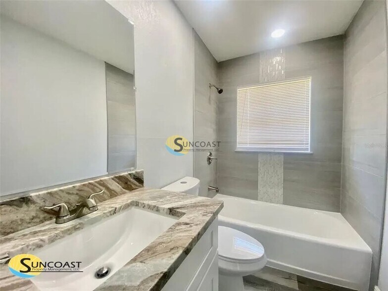 Building Photo - 1419 NE 25th Pl