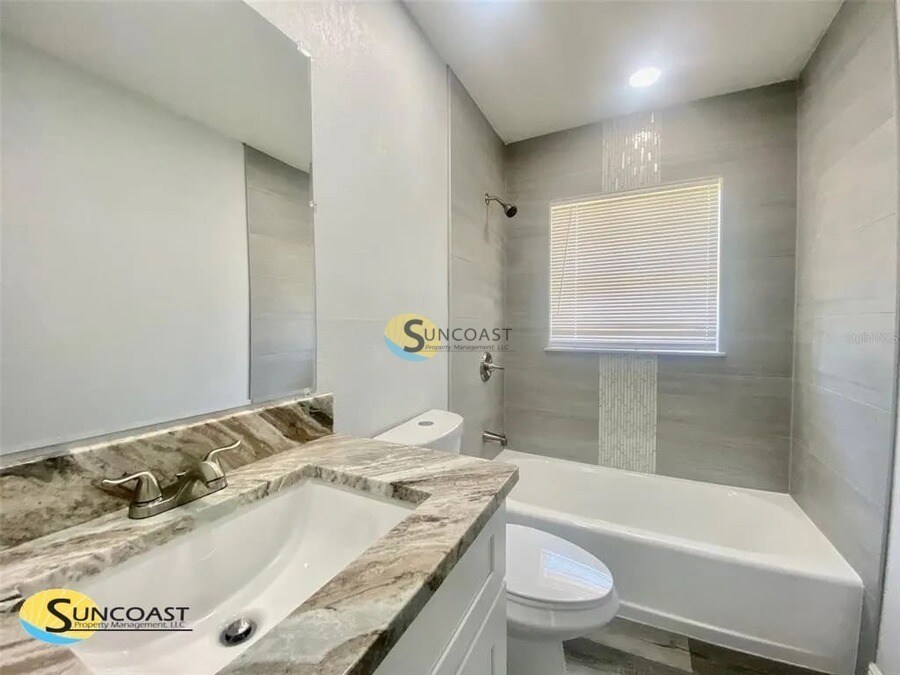 Building Photo - 1419 NE 25th Pl