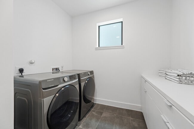 Building Photo - 2239 N MacGregor Way