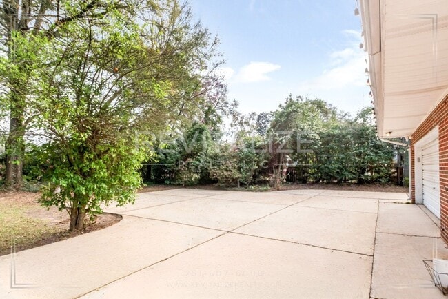 Building Photo - Charming Brick Ranch with Modern Comforts in Mobile!