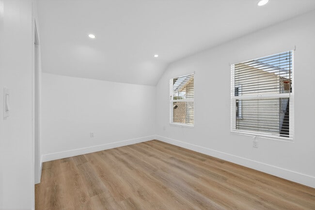Building Photo - 678 E 45th St