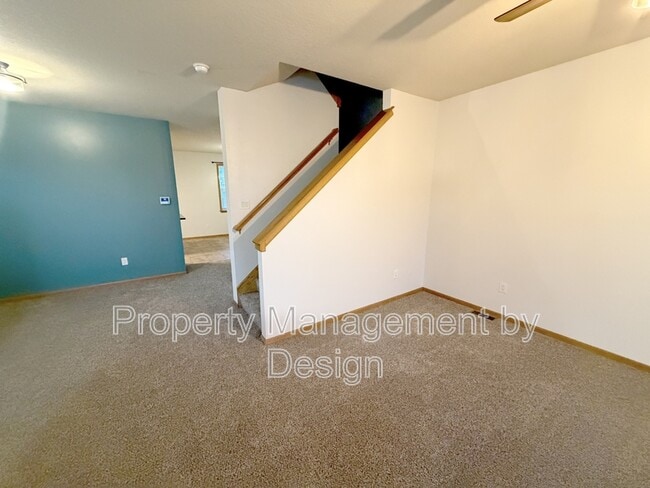 Building Photo - 1005 NE Kamies Ln