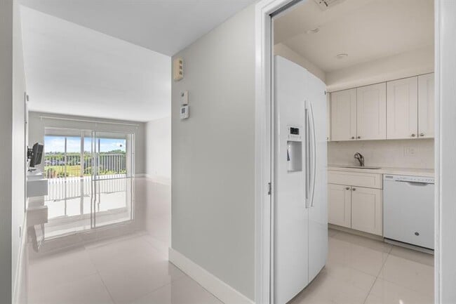 Building Photo - 3050 N Palm Aire Dr