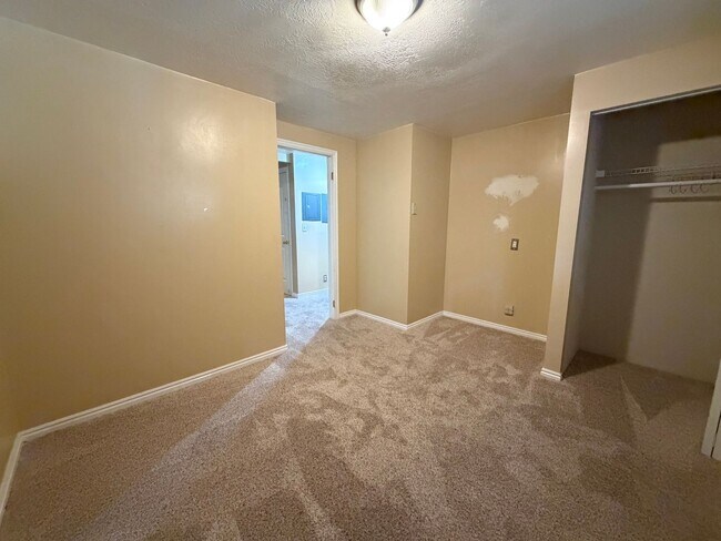 Building Photo - 2080 Debeers Dr