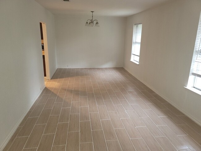 Building Photo - 110 La Fawn Cir