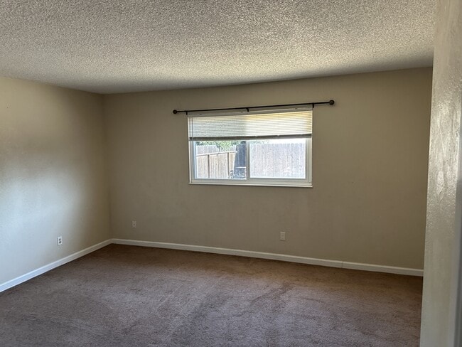 Building Photo - MANTECA 3 BEDROOM 2 BATH HOME