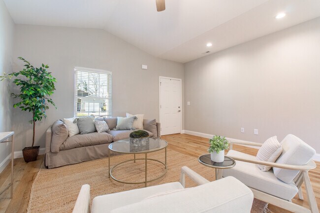 Building Photo - 1412 Cora Ln