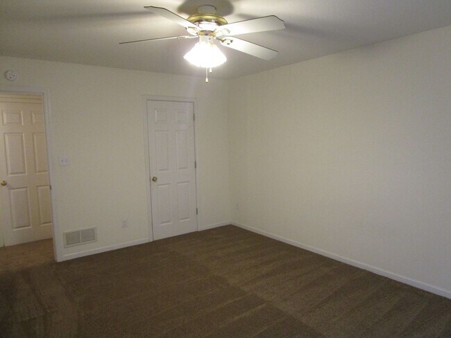 Building Photo - 1704-1706-1706 Louise Cir