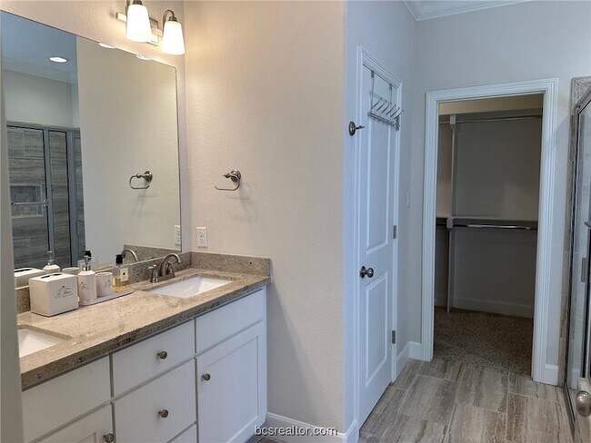 Building Photo - 15605 Long Creek Ln