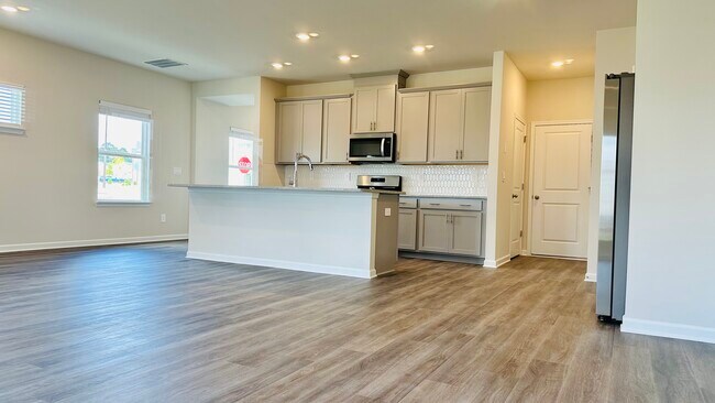 Building Photo - 690 Gabby Pt SW
