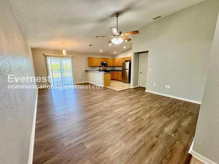 Building Photo - 2219 15th Ave E