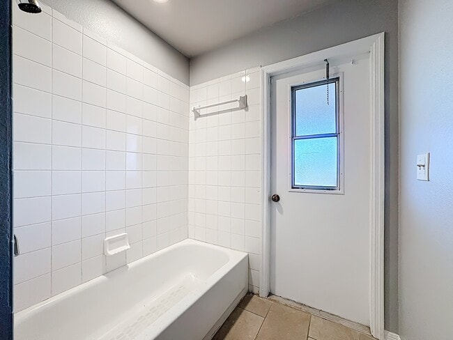 Building Photo - Spacious 4-Bedroom Retreat with 2 Baths in Brandon - 2103 Sq. Ft. of Comfort Awaits!