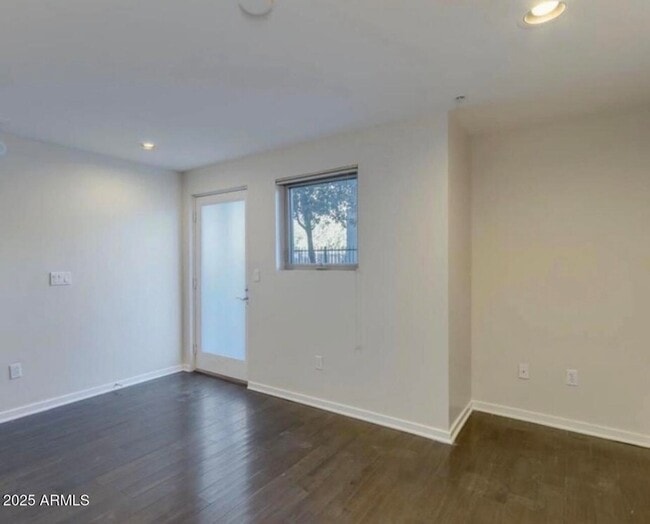 Building Photo - 525 W Lakeside Dr