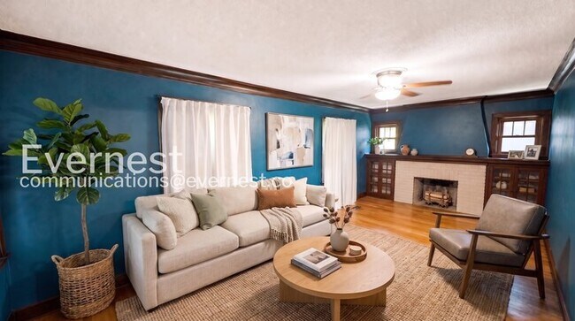 Building Photo - 2 Bed/1.5 Bath Home with Fenced Yard & Garage / Pet-friendly /Coming Soon!