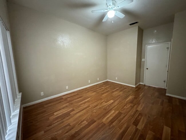 Building Photo - 4 Bedroom With Fenced Yard and Off-Street Parking Near UT