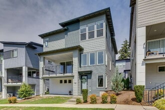 Building Photo - Modern Luxury Living in the Heart of Kirkland- Available for RENT August 15th