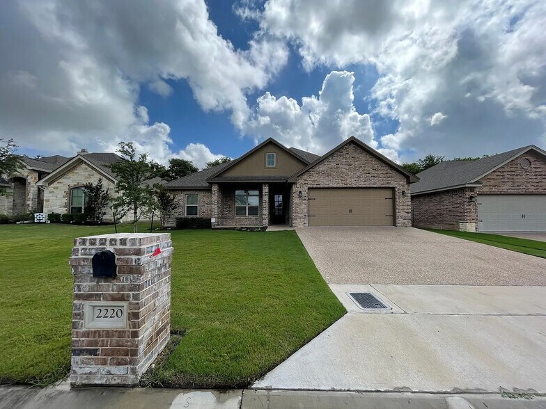 Building Photo - 2220 Dominic Ct