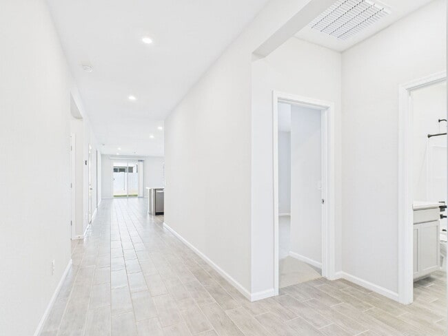 Building Photo - NORTH COPPER CANYON BRAND NEW BEAUTY