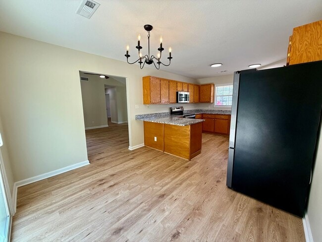 Building Photo - 3 Bedroom/2 Bathroom HOME FOR THE HOLIDAYS...