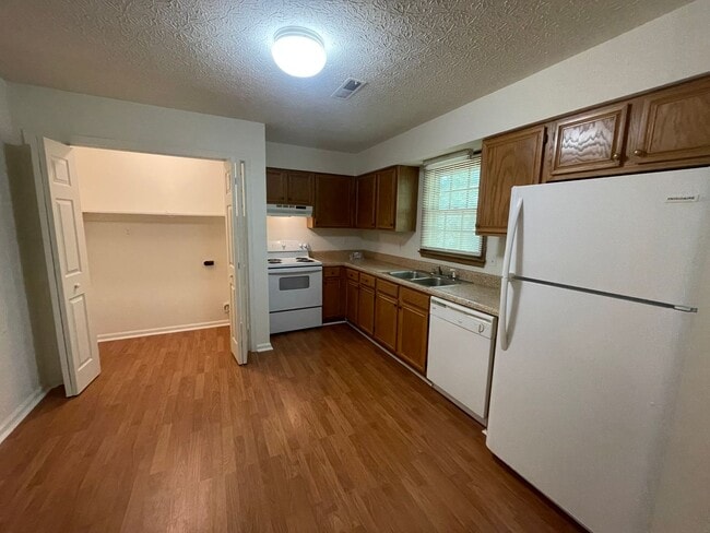 Building Photo - Bedford Duplex