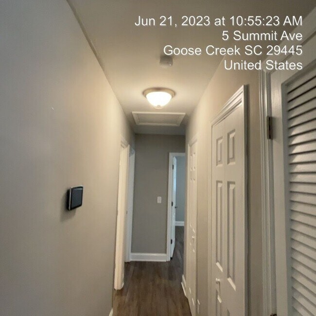Building Photo - Relaxed Living with Spacious Yard in Goose...