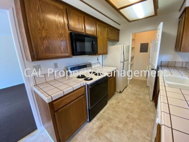 Building Photo - Upper level 2 bedroom & 1 bathroom condomi...