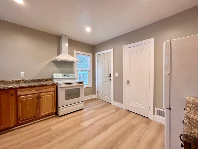 Building Photo - 297 W Larch Ave