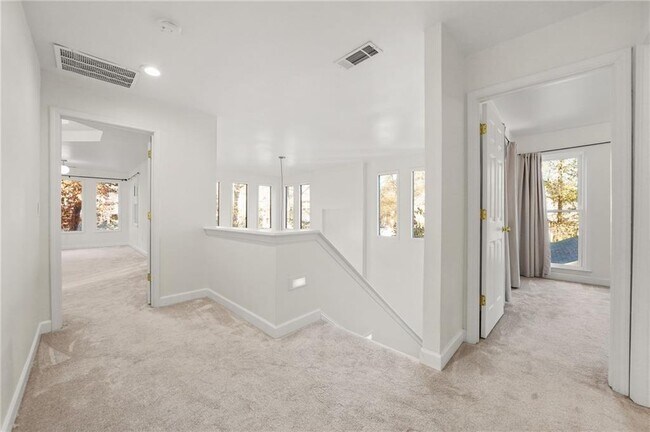 Building Photo - 1086 Pine Grove Ave NE