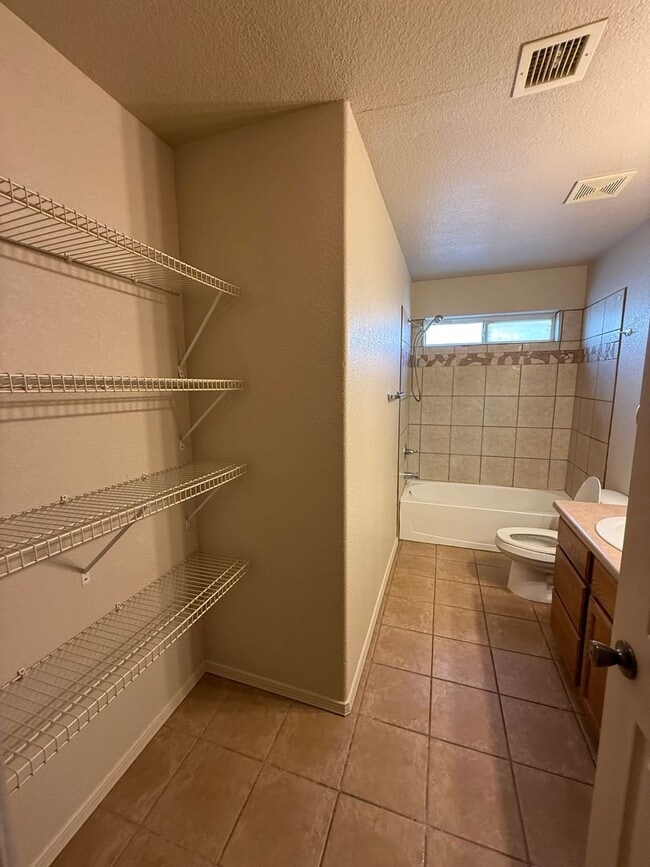 Building Photo - 4 Bedroom, 2 Bathroom House Available Now!