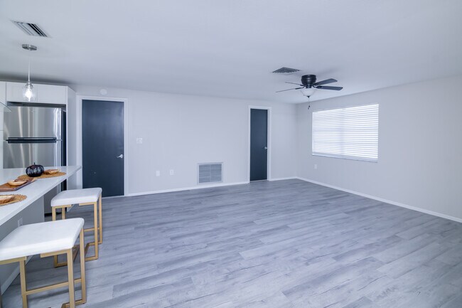 Building Photo - 6443 Lomand Ave